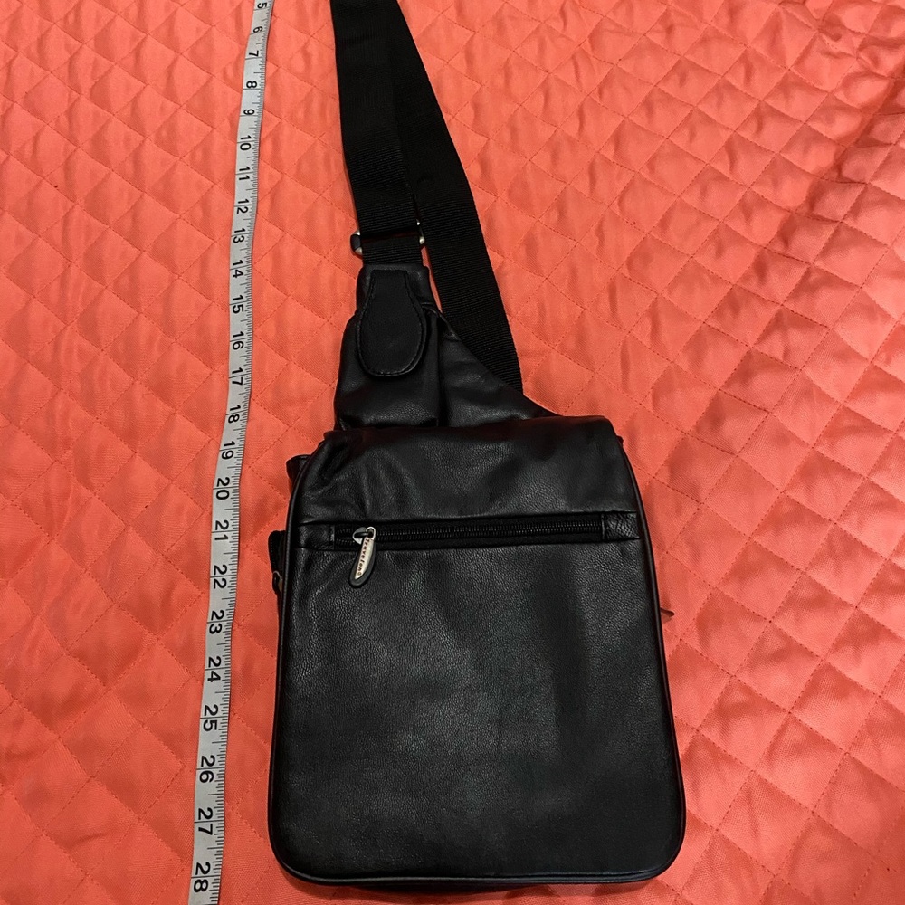 Travelon Messenger Style leather shoulder bag